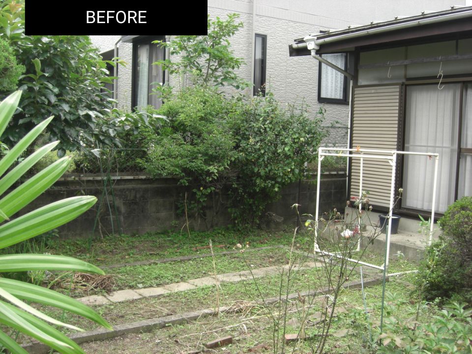 お庭のリフォーム前の荒れた庭の写真