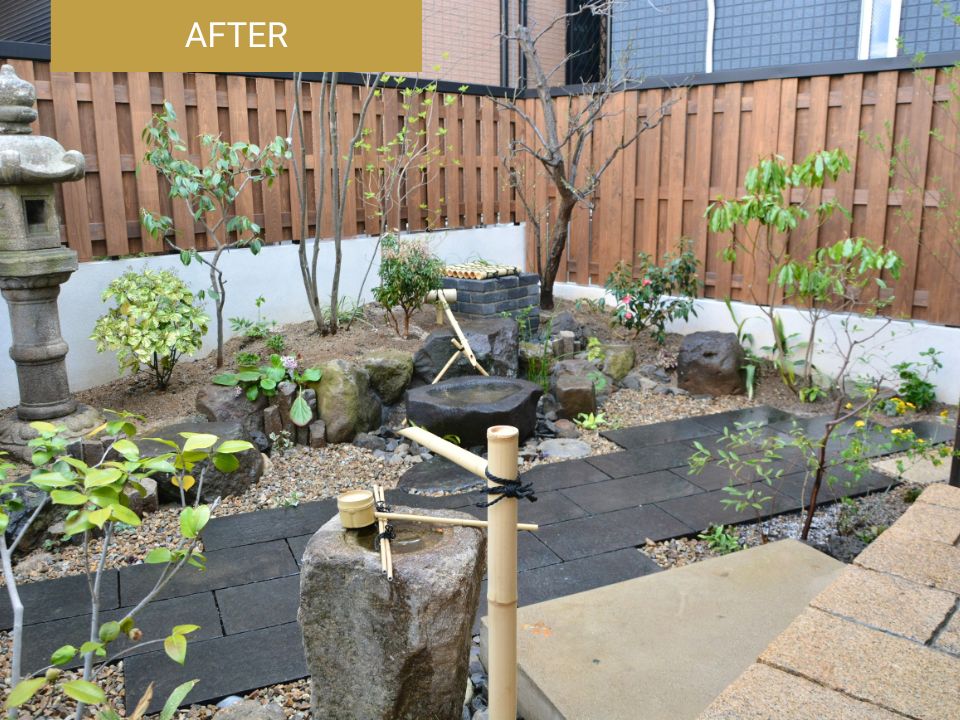 石や植栽を取り入れて仕上げた新築住宅の庭の写真