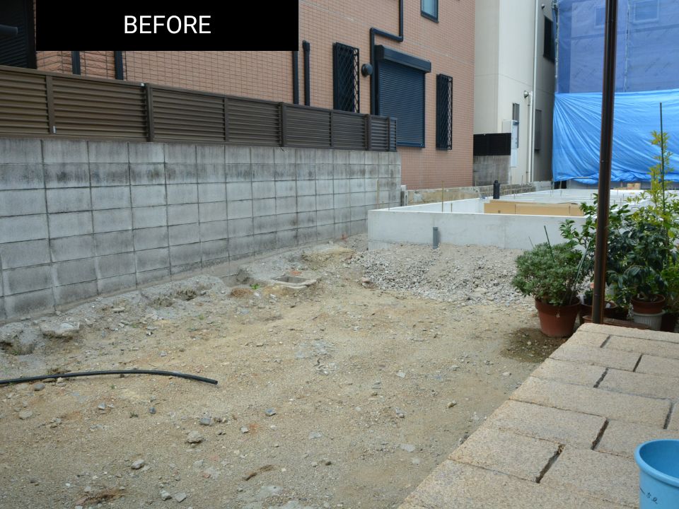 新築住宅の庭づくり前の土の状態の庭の写真