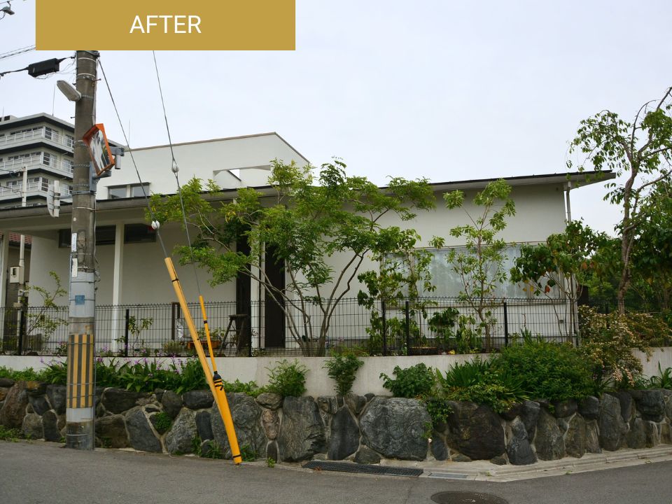 庭木を剪定して住宅まわりがすっきりした施工後の庭の写真