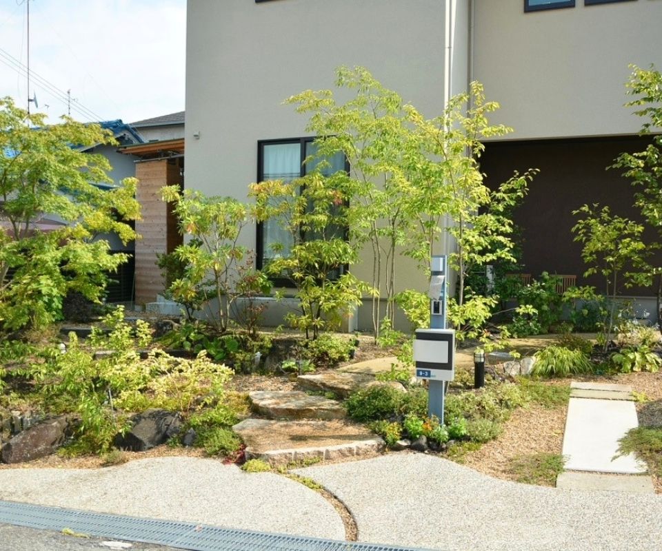 植栽のある庭と玄関アプローチなどの住宅外構の写真