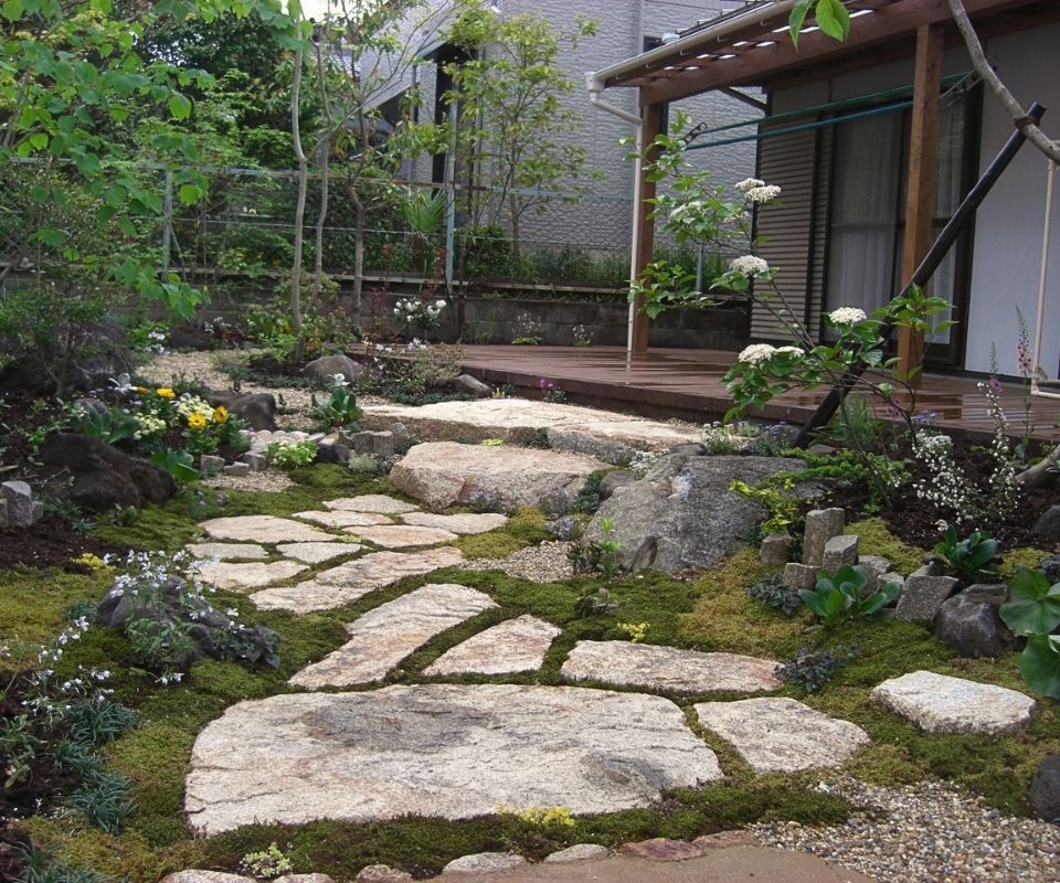 植栽と石の園路を組み合わせた、見た目と歩きやすさを考えた庭の写真