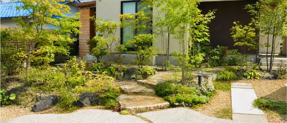 大江ガーデンが手がけた植栽と石を取り入れた庭